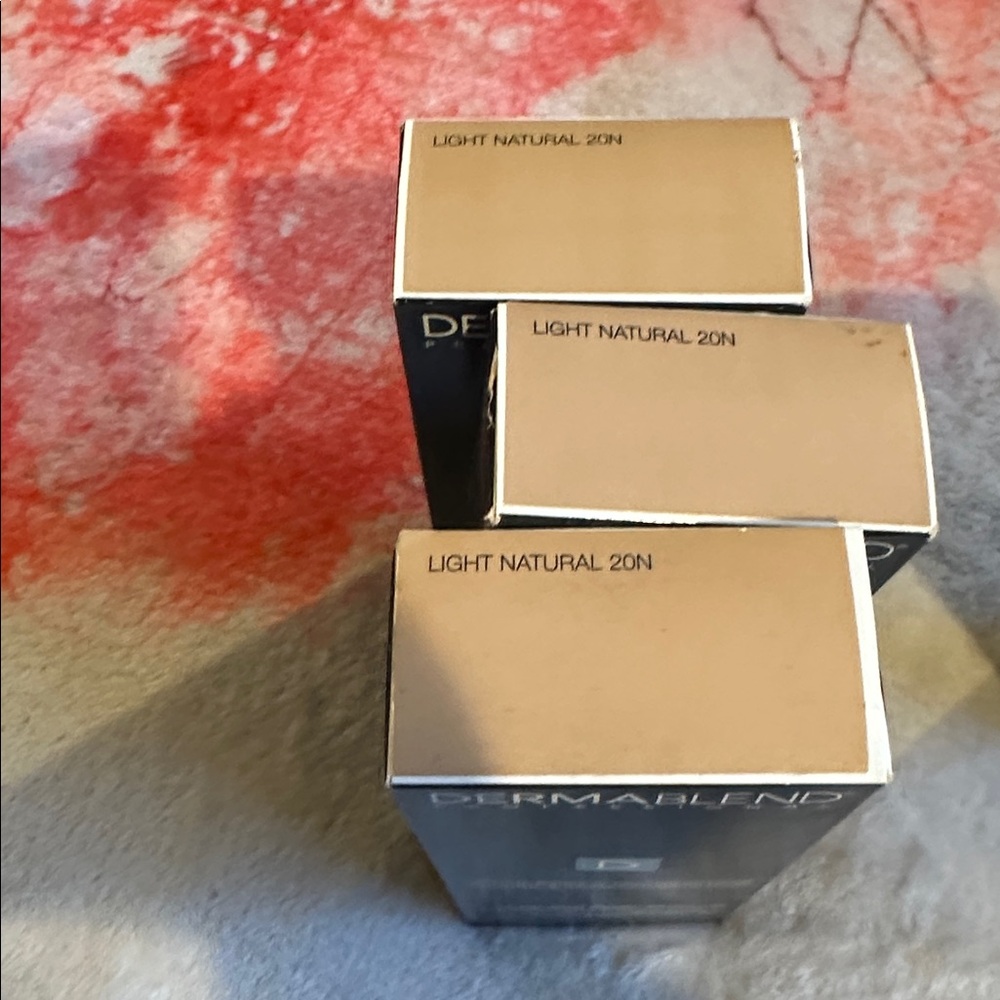 Dermablend Professional Leg and Body Makeup - Black Packaging - Picture 2 of 4